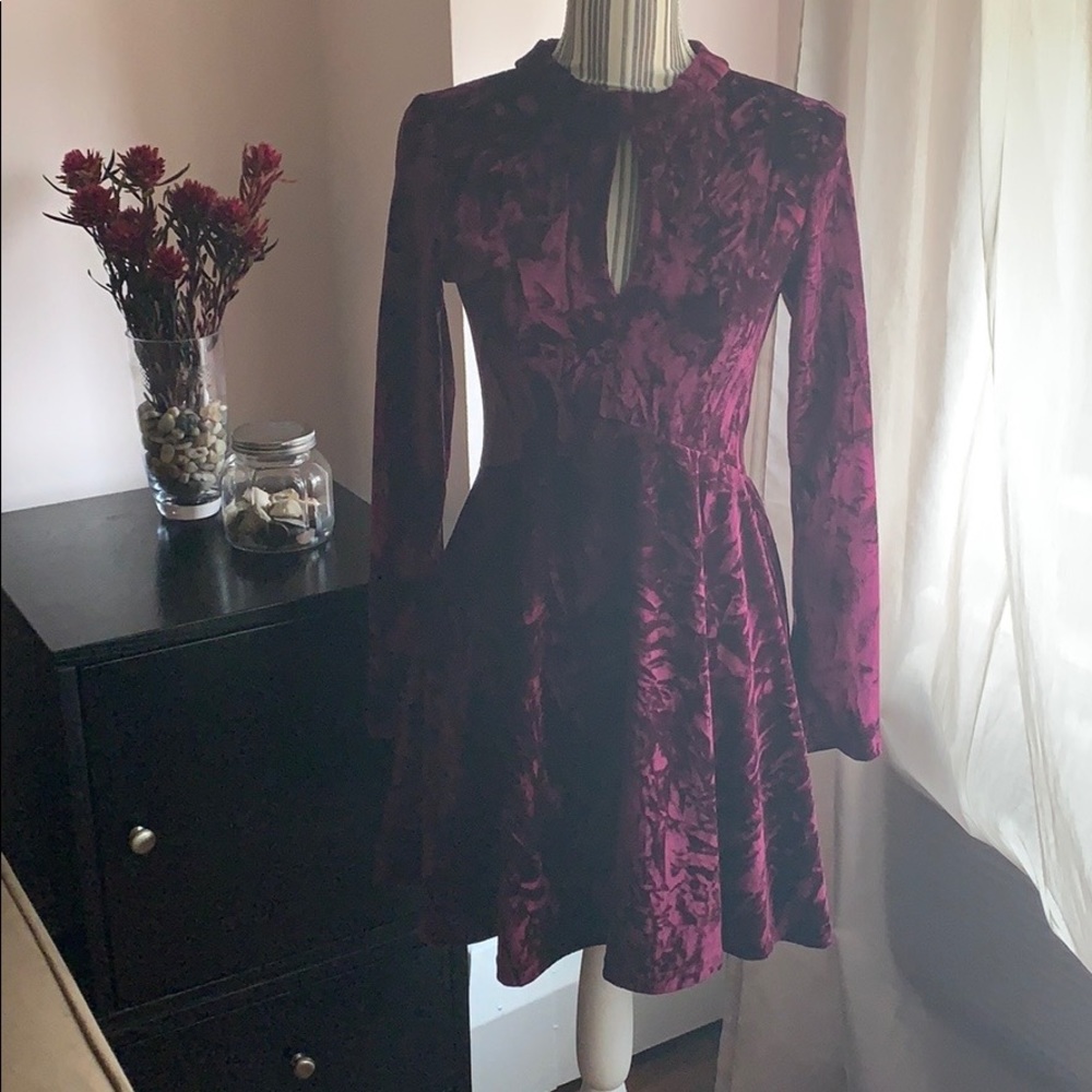 Burgundy crushed velvet dress 🍷